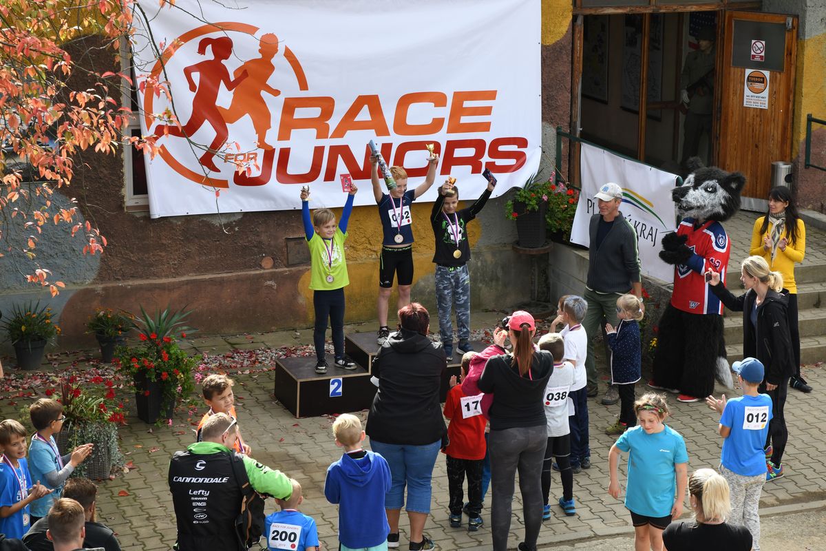 Vítězové závodu Race for Juniors si odnesli medaile a poháry s logem závodu